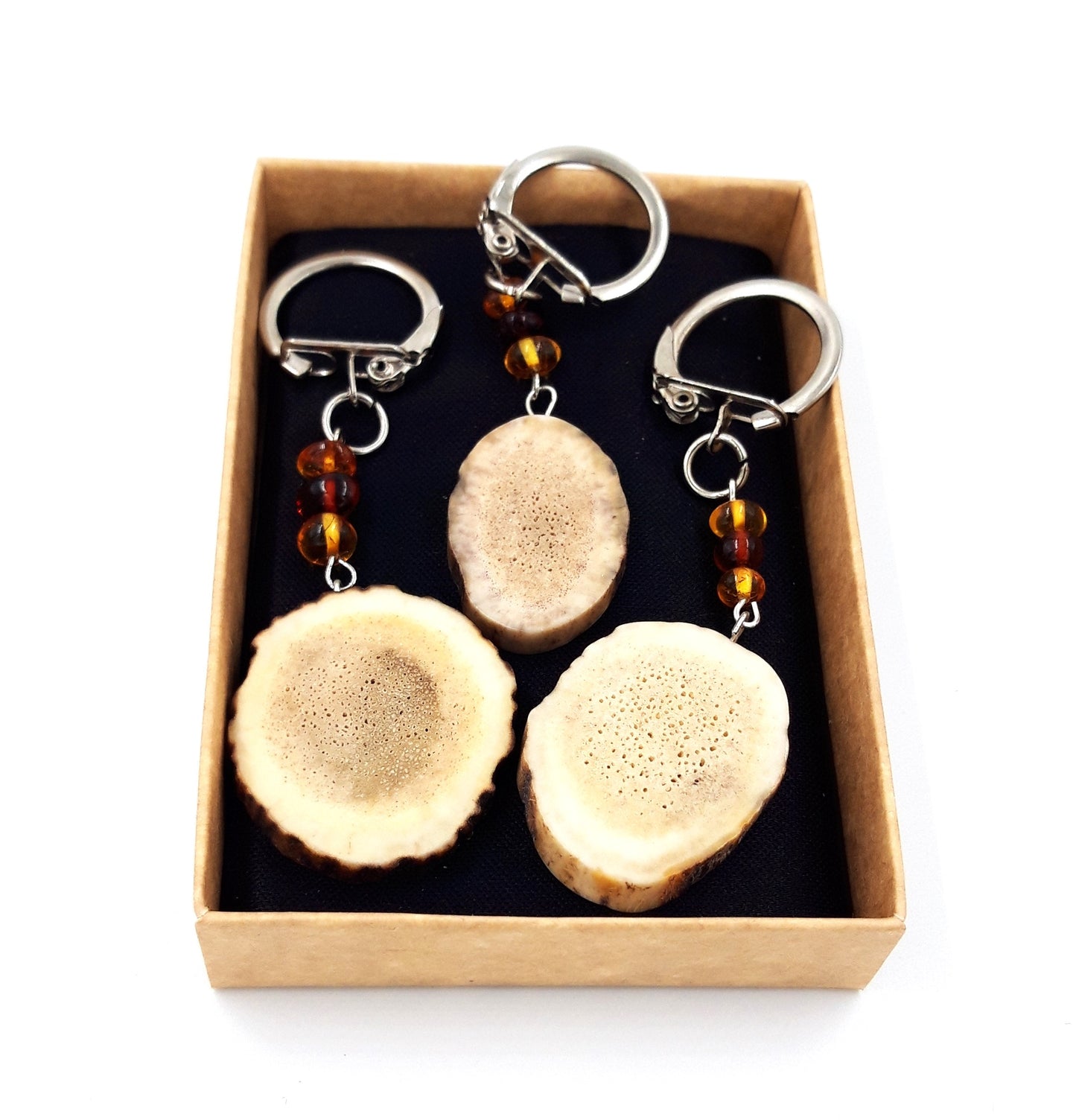 Keychain with amber and deer horn (3 units)