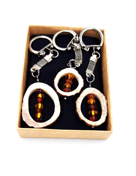 Keychain with amber and deer horn (3 units)